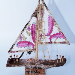 Un bateaux en bois avec un voile de mer rose 